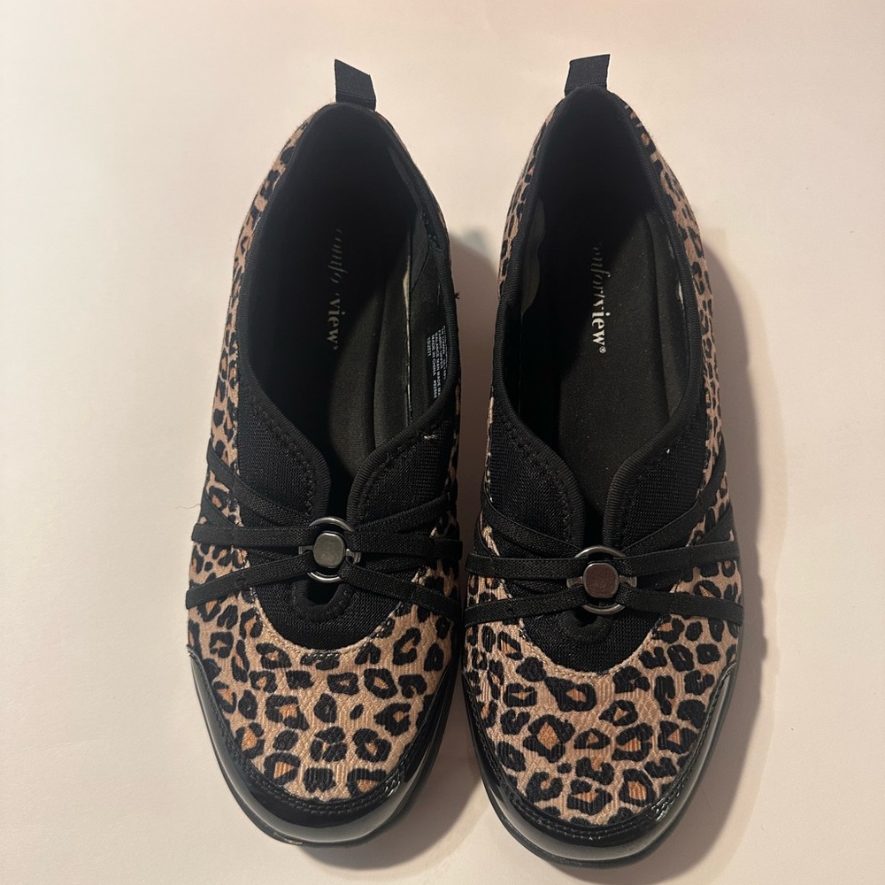 comfortview Leopard Print Slip-On Flats in Black and Tan